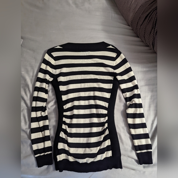 Metaphor black and white sweater - Picture 3 of 3